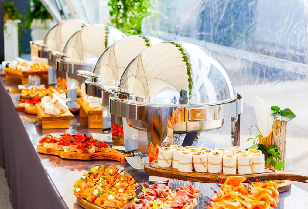 What are the Advantages and Disadvantages of Plated Catering?