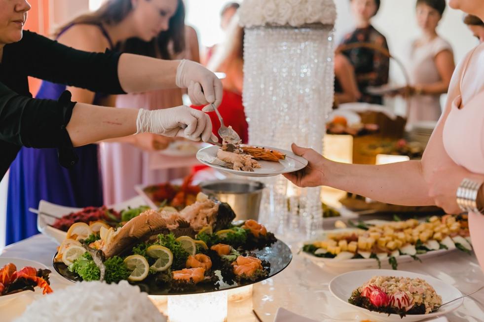 How Can I Create a Wedding Catering Menu That Accommodates Guests With Different Dietary Restrictions?